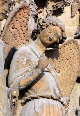 Reims, cathédrale, portail gauche de la façade ouest, ange dit « au sourire », XIIIe siècle